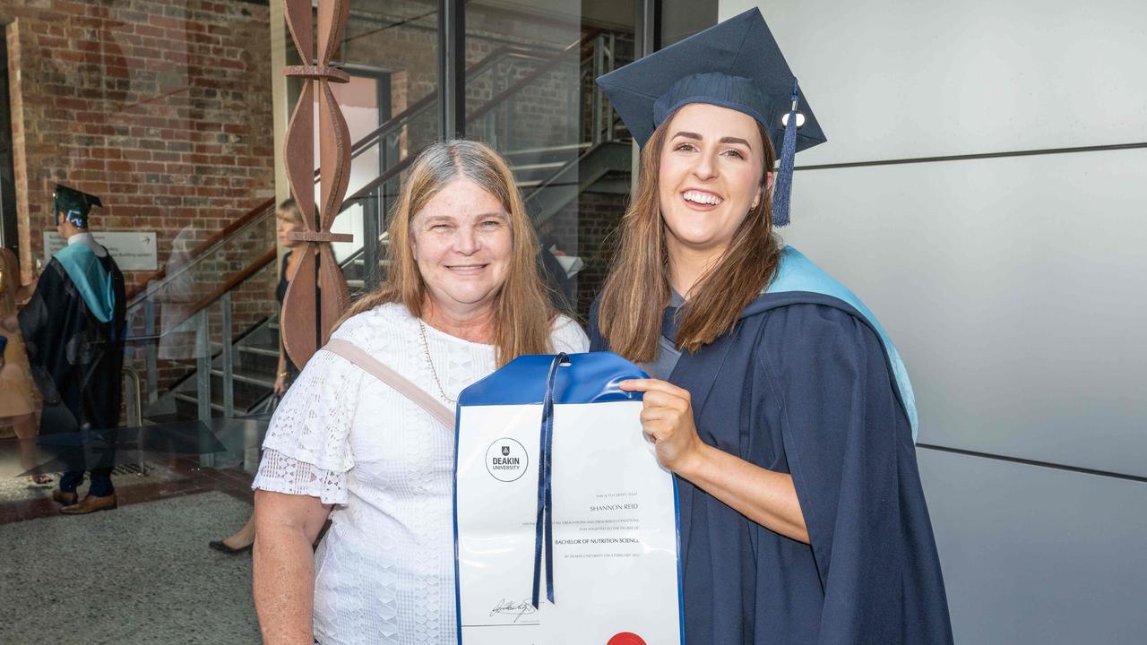 04-02-2025 Deakin Graduation Bachelor of Exercise and Sport Science, Kristina Reid and Shannon Reid