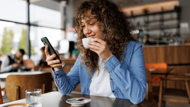 When it comes to dating apps, could you be sabotaging your chances of success by leaving a verbal note? New research points to yes, with stats showing that almost one in five Aussies have unmatched someone because of their voice. I’ve got a secret dating app habit that’s got nothing to do with finding my perfect match and everything to do with swiping shoddy profiles for sport. Because if I don’t laugh at the standard of potential partners within my radius, I might just cry. Luckily for me, the very best of the worst entertainment always comes in the form of voice prompts on Hinge, which is when daters respond to one of the app’s conversational prompts with an audio reply of their own. And today brought up some corkers. 