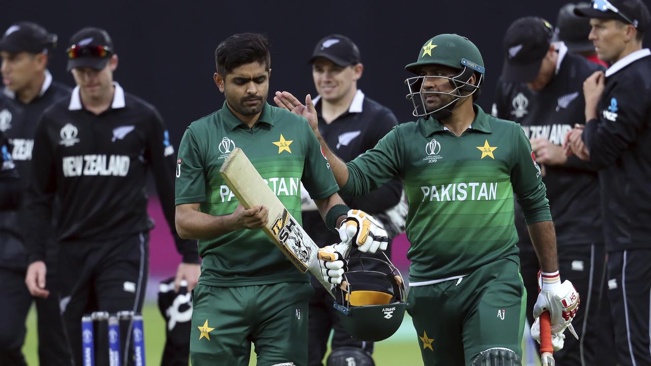 Pakistan kept alive their chances of reaching the World Cup semi-finals on Wednesday.