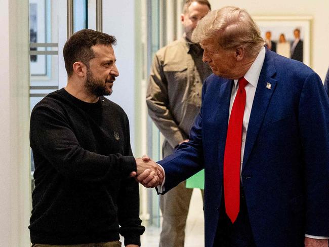 TOPSHOT - NEW YORK, NEW YORK - SEPTEMBER 27: (L-R) Ukrainian President Volodymyr Zelensky and Republican presidential nominee, former U.S. President Donald Trump, shake hands during a meeting on September 27, 2024 in New York City. The meeting coincides with President Zelensky's visit to New York for the United Nations General Assembly.   Alex Kent/Getty Images/AFP (Photo by Alex Kent / GETTY IMAGES NORTH AMERICA / Getty Images via AFP)