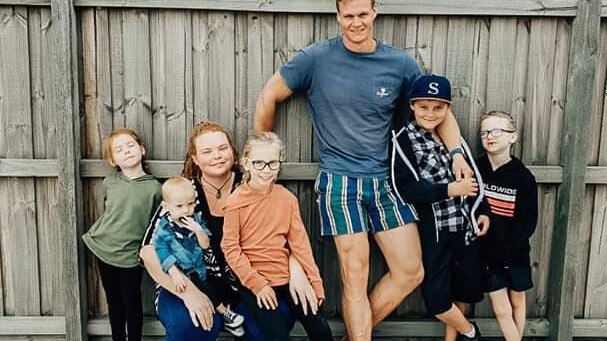 Cassidy with sister Lerida, his nieces and nephew, and his sons.