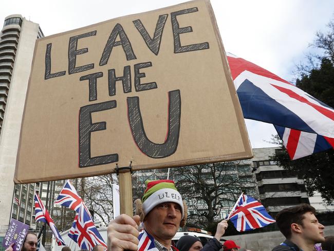 TOPSHOT - Protesters hold up placards and Union flags as they attend a pro-Brexit demonstration promoted by UKIP (United Kingdom Independence Party) in central London on December 9, 2018, as the crucial vote on the Brexit deal in the House of Commons looms. - Prime Minister Theresa May appears likely to lose a historic vote on the Brexit deal she has struck with EU leaders in a crucial parliament vote on Tuesday. Defeat in the House of Commons is almost certain to lead to either a no-confidence vote from the opposition or a leadership challenge from within her own Conservative Party. (Photo by Adrian DENNIS / AFP)