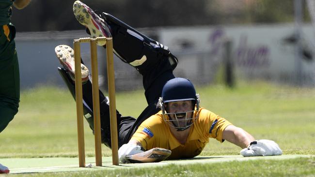 Ryan Billinghurst dives to make his ground last season. Picture: Andy Brownbill