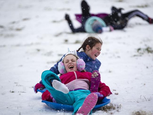 WASHINGTON, DC - JANUARY 13: People sled on the west side of the U.S. Capitol, on January 13, 2019 in Washington, DC. The DC area was hit with 4-7 inches of snow accumulation with the potential of another 2-4 inches. President Donald Trump is holding off from a threatened national emergency declaration to fund a border wall amidst the longest partial government shutdown in the nation's history.   Al Drago/Getty Images/AFP == FOR NEWSPAPERS, INTERNET, TELCOS & TELEVISION USE ONLY ==