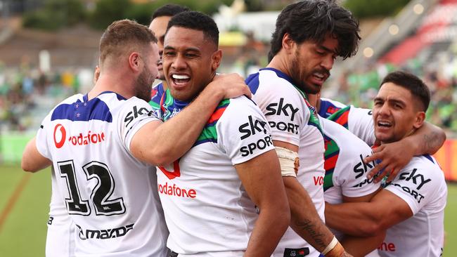 Warriors players celebrate a try saving tackle by Roger Tuivasa-Sheck (Photo by Mark Nolan/Getty Images)