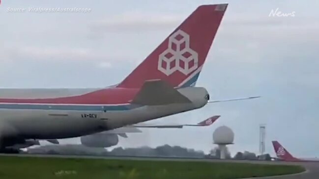 Plane’s landing gear snaps off
