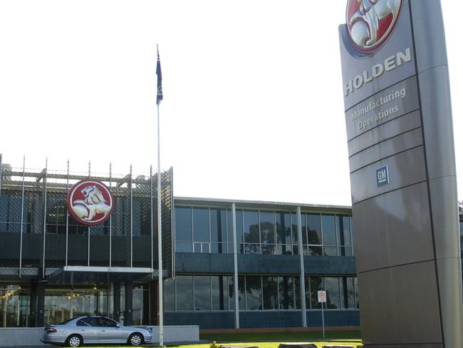 General Motors Holden is to cut 400 jobs at its factory in Elizabeth, South Australia.