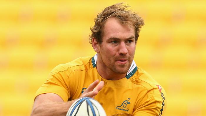 WELLINGTON, NEW ZEALAND - SEPTEMBER 18:  Rocky Elsom of the Wallabies passes the ball during an Australian Wallabies Captain's run at Westpac Stadium on September 18, 2009 in Wellington, New Zealand.  (Photo by Cameron Spencer/Getty Images)