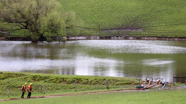 SES crews working to pump water from the dam. Picture: Kelly Barnes