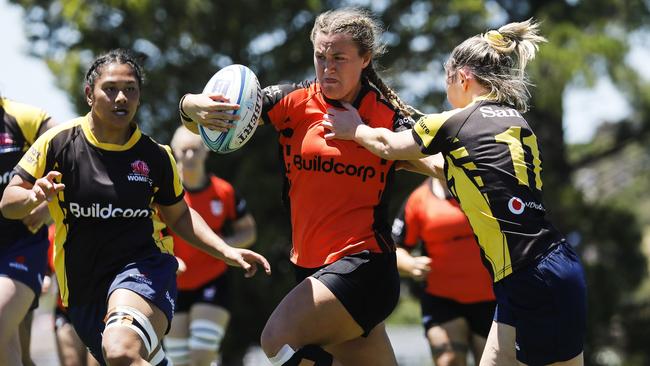 Arabella McKenzie breaking through the Sydney Gold defence in the last match of the Chikarovski Cup at Ann Ashwood Oval, Bathurst. Pic: Karen Watson.