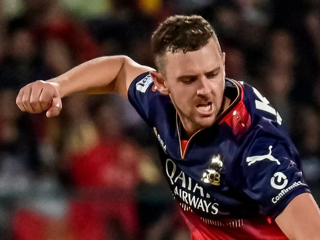 TOPSHOT - Royal Challengers Bengaluru's Josh Hazlewood celebrates after taking the wicket of Rajasthan Royals' Shimron Hetmyer during the Indian Premier League (IPL) Twenty20 cricket match between Royal Challengers Bengaluru and Rajasthan Royals at the M Chinnaswamy Stadium in Bengaluru on April 24, 2025. (Photo by AFP) / -- IMAGE RESTRICTED TO EDITORIAL USE - STRICTLY NO COMMERCIAL USE --
