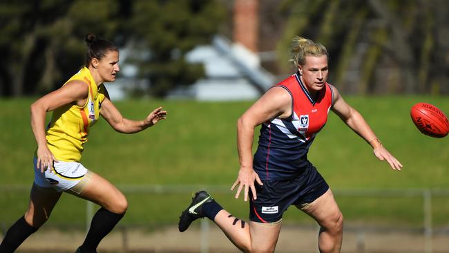 Hannah Mouncey in action for VFLW club Darebin Falcons.