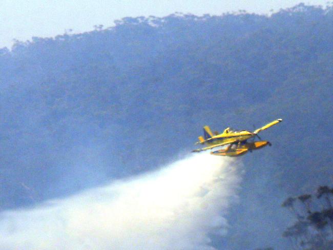 Lower Beechmont fires.Water bombers were called in to dump water in an inaccessible part of bushland which continues to burn.10th November 2019 Lower Beechmont AAP Image/Richard Gosling