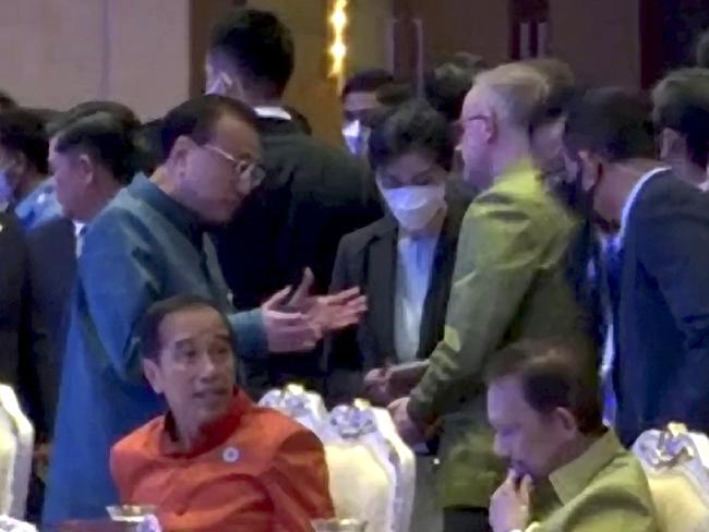 Chinese Premier Li Keqiang and Australian Prime Minister Anthony Albanese hold a short informal discussion at the ASEAN gala dinner in Cambodia. Picture: TVK