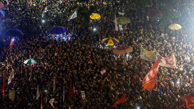 Brazilian presidential candidate for the Workers' Party (PT) Fernando Haddad gestures during a campaign rally in Sao Paulo, Brazil, on October 24, 2018. - The Brazilian runoff election takes place on October 28. (Photo by Miguel SCHINCARIOL / AFP)