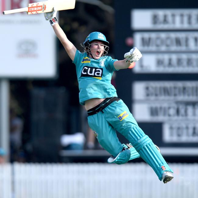 Beth Mooney celebrates victory on Sunday. (Photo by Bradley Kanaris/Getty Images)