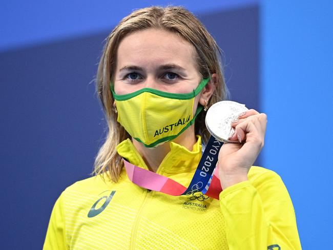 Silver medallist Australia's Ariarne Titmus poses with her medal on the podium after the final of the women's 800m freestyle swimming event during the Tokyo 2020 Olympic Games at the Tokyo Aquatics Centre in Tokyo on July 31, 2021. (Photo by Oli SCARFF / AFP)
