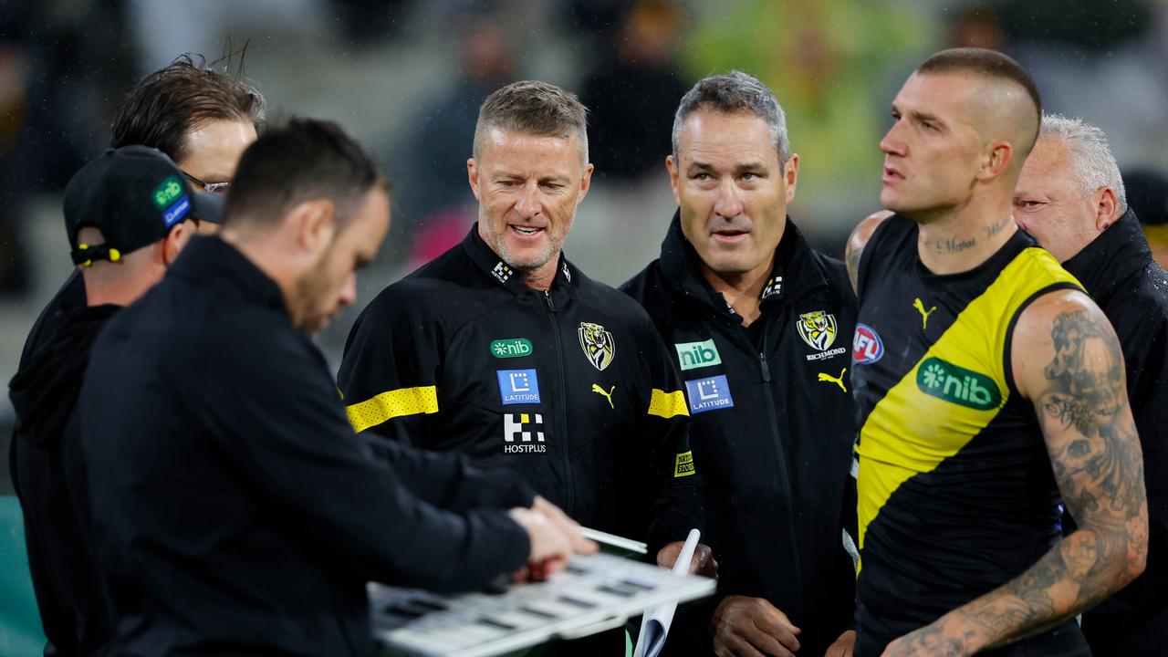 Damien Hardwick (centre) is Richmond’s longest serving coach. (Photo by Dylan Burns/AFL Photos via Getty Images)