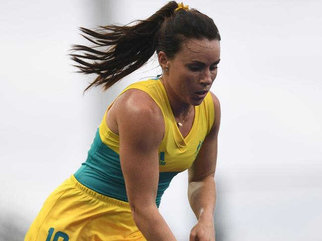 Australia's Georgie Parker controls the ball during the women's field hockey India vs Australia match of the Rio 2016 Olympics Games at the Olympic Hockey Centre in Rio de Janeiro on August, 10 2016. / AFP PHOTO / MANAN VATSYAYANA