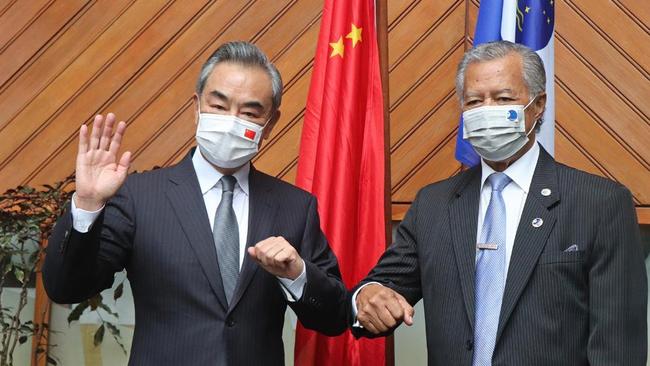 China's Foreign Minister Wang Yi with Pacific Islands Forum secretary general Henry Puna. Source: Twitter: @stephendziedzic /ABC News