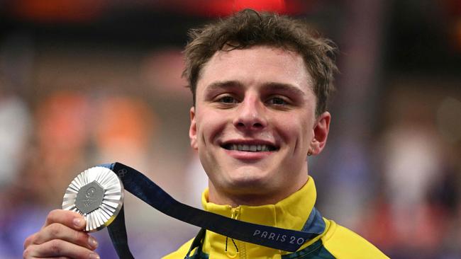 Silver medallist Australia's Matthew Richardson poses  on the podium of the men's track cycling sprint event of the Paris 2024 Olympic Games at the Saint-Quentin-en-Yvelines National Velodrome in Montigny-le-Bretonneux, south-west of Paris, on August 9, 2024. (Photo by SEBASTIEN BOZON / AFP)