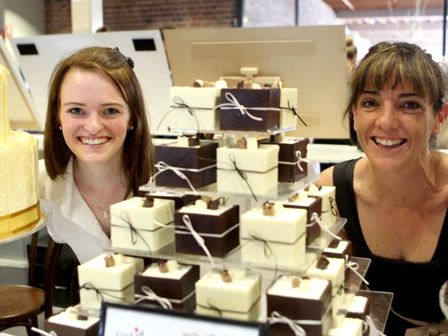 Naomi Deren (L) and Karen Purcell check out wedding cakes by Sweet Indulgence.