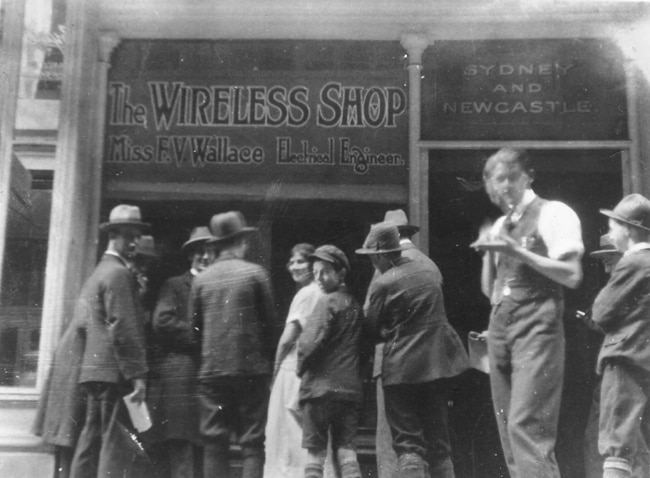 People queuing outside Violet McKenzie's store, The Wireless Shop, which was Sydney’s first electronics shop, for the first issue of her magazine, <i>The Wireless Weekly</i>, in 1922. Picture: Ex-WRANS Association.