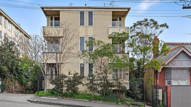 The unit at 2/953 Punt Rd, South Yarra, is advertised for $370,000-$405,000.