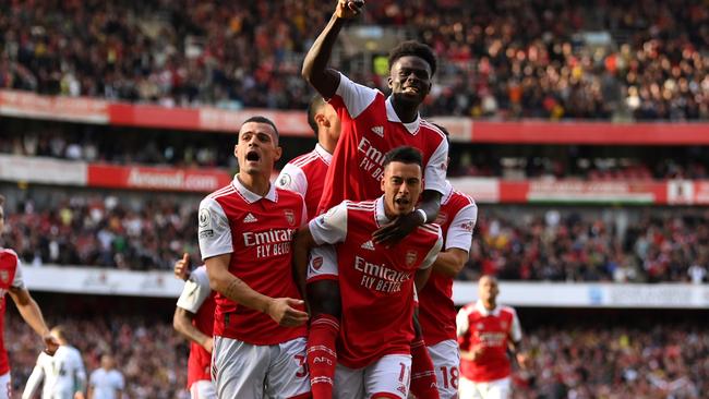 LONDON, ENGLAND - OCTOBER 09: Gabriel Martinelli of Arsenal celebrates with teammates after scoring their team's first goal during the Premier League match between Arsenal FC and Liverpool FC at Emirates Stadium on October 09, 2022 in London, England. (Photo by Justin Setterfield/Getty Images)