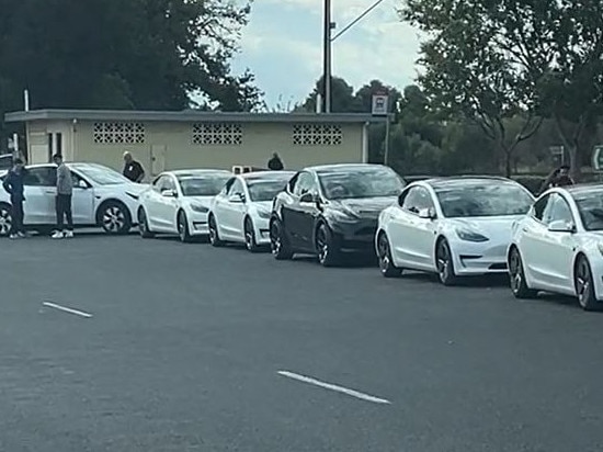 A screenshot of a clip showing a long queue of Teslas waiting for a charging station spot in Keith in rural South Australia. Picture: @pauylyohh83