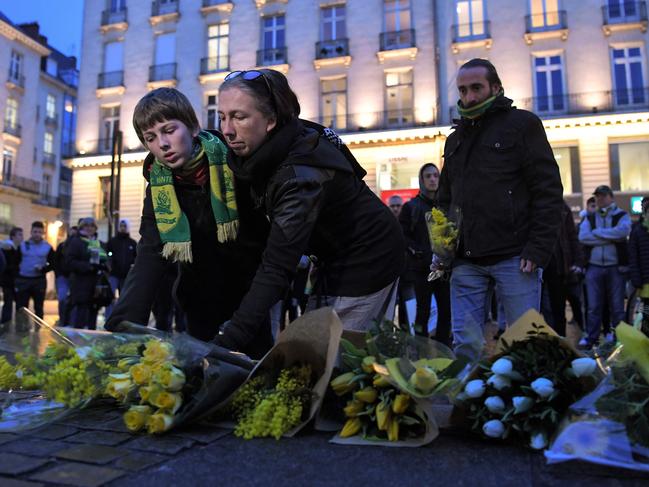 FC Nantes football club supporters gather and lay flowers in Nantes after it was announced that the plane Argentinian forward Emiliano Sala was flying on vanished during a flight from Nantes in western France to Cardiff in Wales, on January 22, 2019. - The 28-year-old Argentine striker is one of two people still missing after contact was lost with the light aircraft he was travelling in on January 21, 2019 night. Sala was on his way to the Welsh capital to train with his new teammates for the first time after completing a £15 million ($19 million) move to Cardiff City from French side Nantes on January 19. (Photo by LOIC VENANCE / AFP)