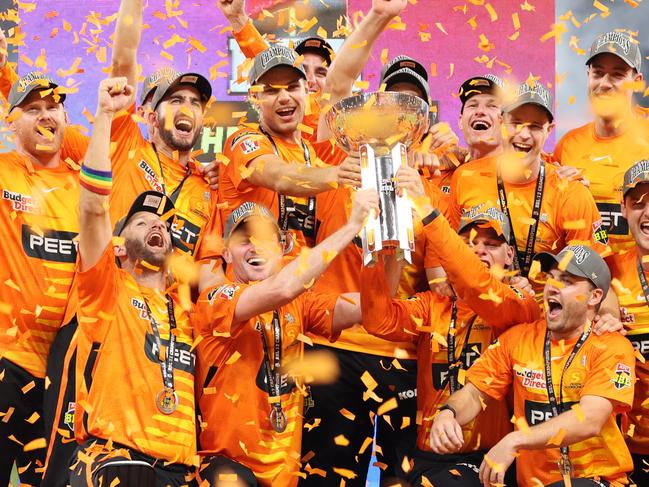 Perth Scorchers players celebrate with the trophy after winning the Big Bash League (BBL) Twenty20 cricket final between Perth Scorchers and Brisbane Heat at Optus Stadium in Perth on February 4, 2023. (Photo by TREVOR COLLENS / AFP) / -- IMAGE RESTRICTED TO EDITORIAL USE - STRICTLY NO COMMERCIAL USE --