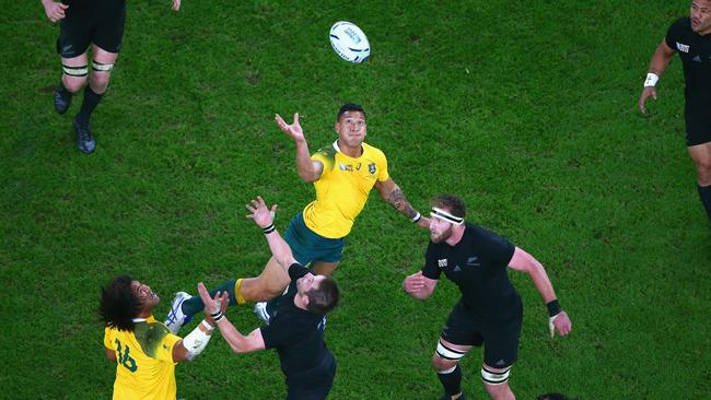 Israel Folau and Richie McCaw compete for a high ball during the 2015 Rugby World Cup final.