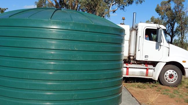 Finish water tank delivered to Win Mumford in Dubbo. Photo: Rural Aid.