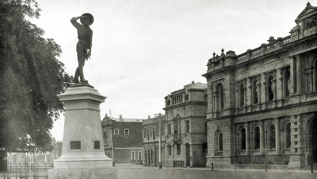 Franklin St in 1916, soon after the Sturt Statue was unveiled in December. Opposite is the Post Office building and in the centre is the Telephone Exchange. Picture: Francis Gabriel / State Library of SA B2158