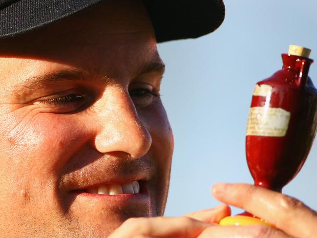 LONDON - AUGUST 23: Andrew Strauss of England lifts the Ashes Urn after winning the npower 5th Ashes Test Match between England and Australia at The Brit Oval on August 23, 2009 in London, England. (Photo by Paul Gilham/Getty Images)