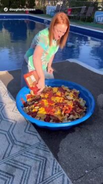 Mum feeds her 12 kids from a kids wading pool