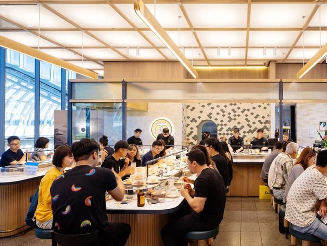 Marae lzakaya has a bar with a sake master.