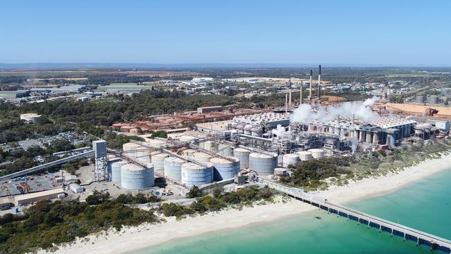 Alcoa confirms it will shut its ageing Kwinana refinery, with the loss of 700 jobs.