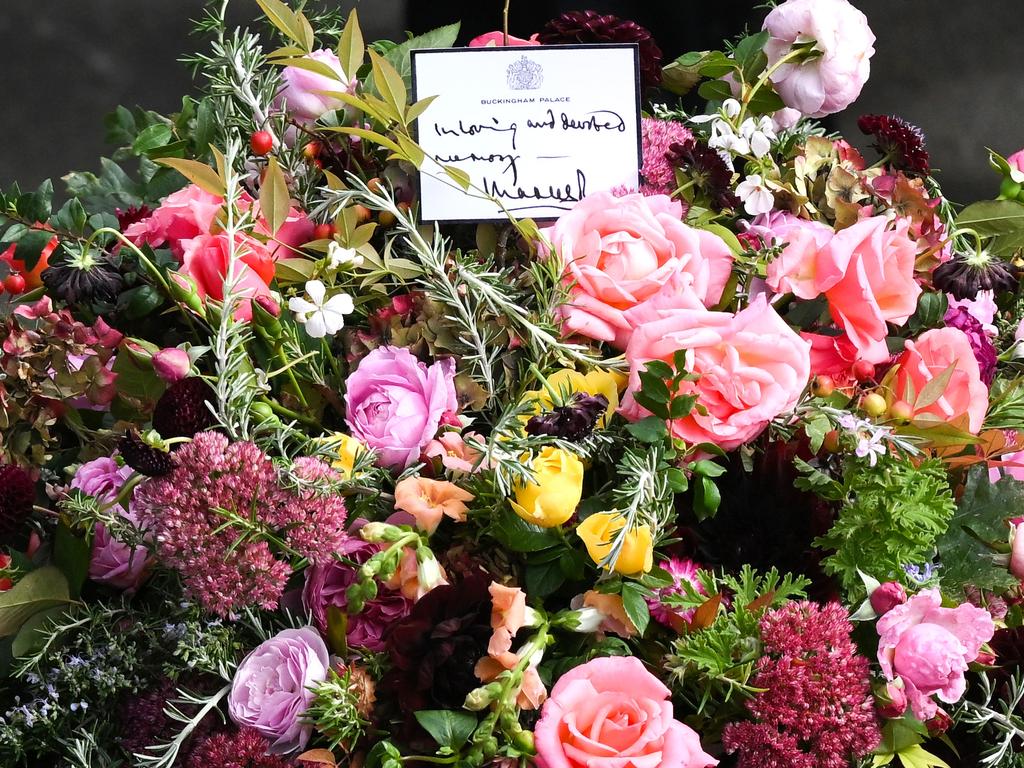 A note from Britain's King Charles III is seen with flowers on the coffin of Queen Elizabeth II. Picture: Daniel Leal – WPA Pool/Getty Images