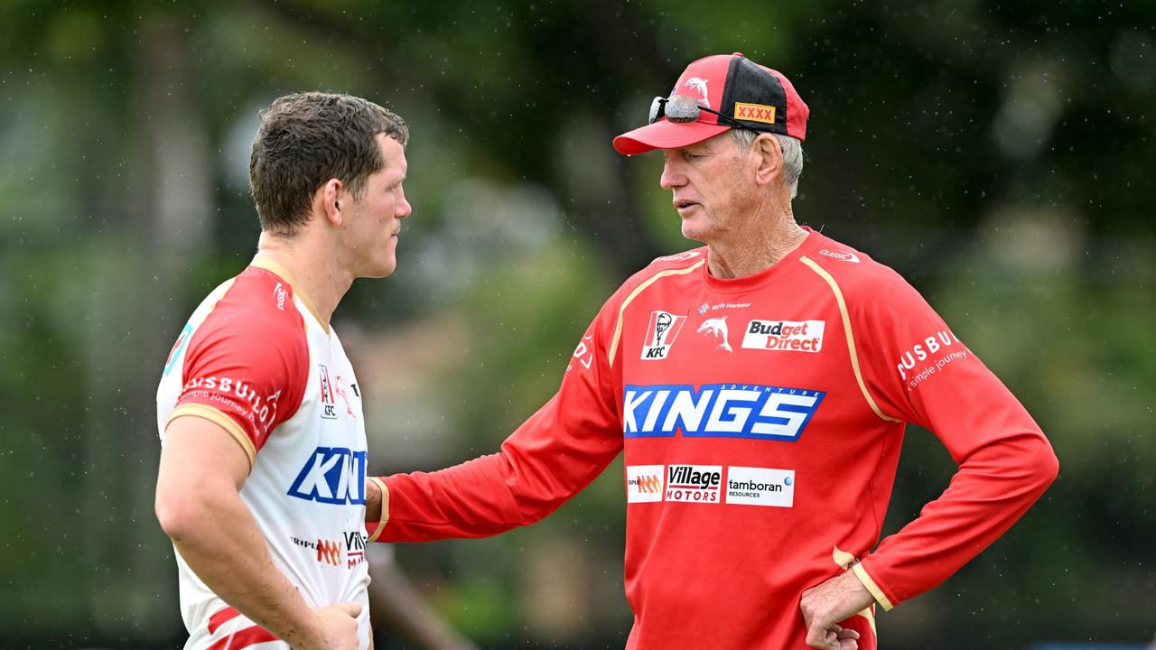 Coach Wayne Bennett chats with Tom Gilbert (Photo by Bradley Kanaris/Getty Images)