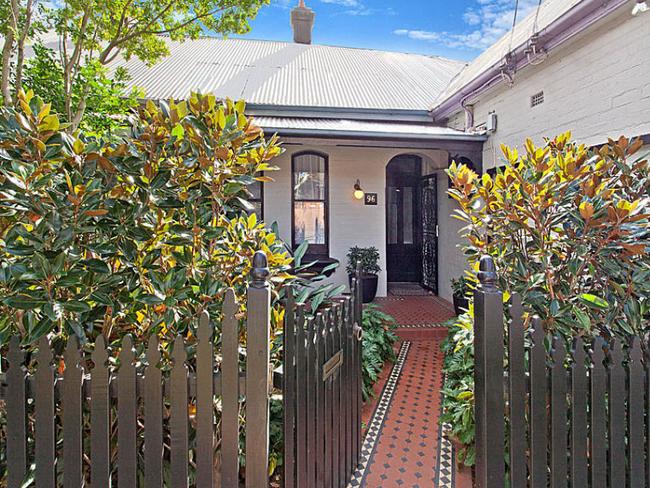 <s1><a href="http://www.realestate.com.au/property-house-nsw-crows+nest-119602123">96 Falcon St, Crows Nest</a></s1>, sold for $1.3 million.