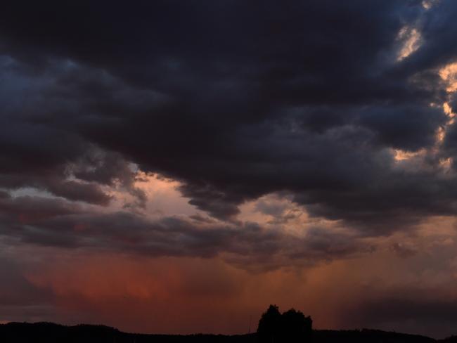 Light rain is seen at sunset in the drought ravaged town of Stanthorpe, 1220km south west of Brisbane, Thursday, October 3, 2019. (AAP Image/Mick Tsikas) NO ARCHIVING