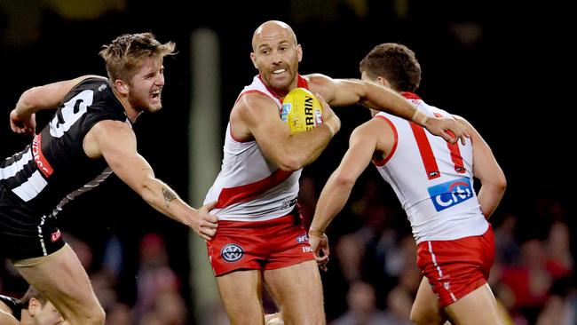 L-R Jesse White of the Magpies, Jarrad McVeigh of the Swans during Round 20 AFL match between the Sydney Swans and the Collingwood Magpies at the SCG in Sydney, Saturday, August 4, 2018. (AAP Image/Dylan Coker) NO ARCHIVING, EDITORIAL USE ONLY