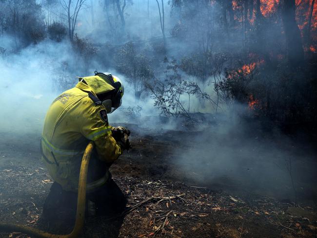 RFS volunteers battling the blaze at Cobar Park near Lithgow. Picture: Tim Hunter.