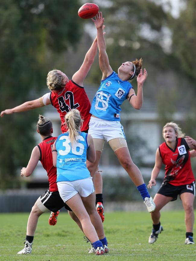 Julia Baker and Alexandra Dockery clash in the ruck Picture Yuri Kouzmin