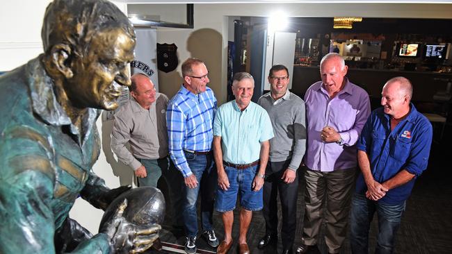 Past premiership winning coach Ross Strudwick with past players, David Wright, Barry Dowling, Clinton Mohr, Len Dittmar and Trevor Bailey. (AAP image, John Gass)