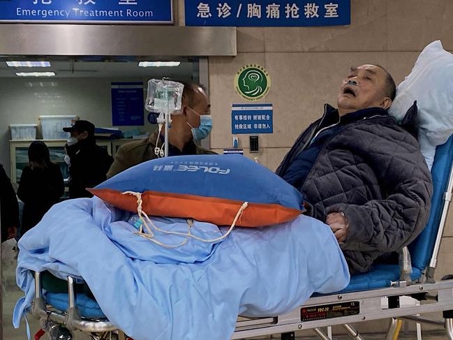 An elderly covid-19 coronavirus patient lies on a stretcher at the emergency ward of the First Affiliated Hospital of Chongqing Medical University in China's southwestern city of Chongqing on December 22, 2022. (Photo by Noel Celis / AFP)