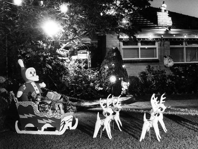 Christmas decorations at The Boulevard, Ivanhoe, in 1981. 