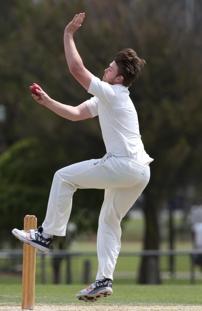 Jake Thomas gets to work for Dandenong. Picture: Stuart Milligan